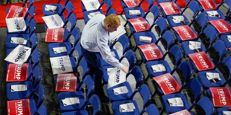 Blitzlichtgewitter für Trumps Vize: J.D. Vance wird beim Parteitag der Republikaner in Milwaukee von einer jubelnden Menge empfangen. - Foto: Matt Rourke/AP