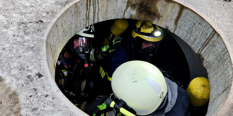 FW Hünxe: Zusammenarbeit stärken - Feuerwehr und THW üben an Bundesschule in Hoya - Foto: presseportal.de