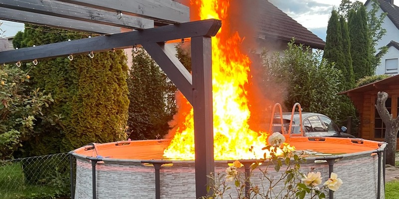 FW-DT: Brennendes Benzin auf Gartenpool - Foto: presseportal.de