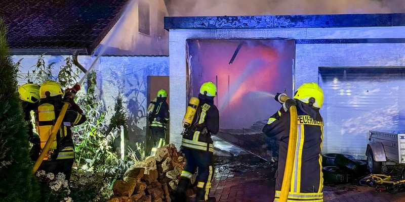 FW-DT: Doppelgarage in Vollbrand - Foto: presseportal.de