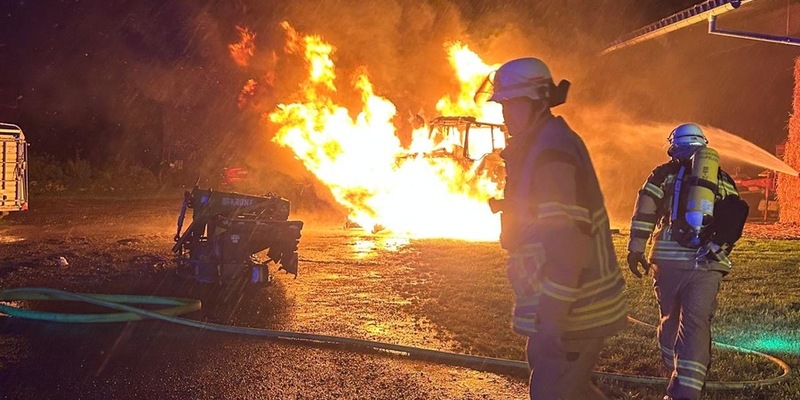 FW Gäufelden: Feuerwehr verhindert Flammenüberschlag auf landwirtschaftliches Anwesen - Foto: presseportal.de