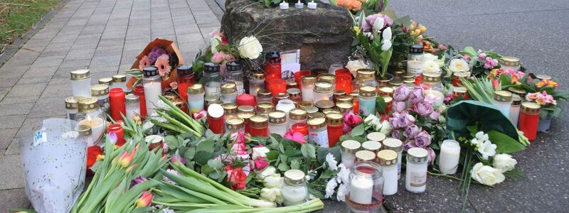 Nach der Tat legten Menschen Blumen und Kerzen am Tatort zum Gedenken an das junge Opfer ab. - Foto: René Priebe/dpa