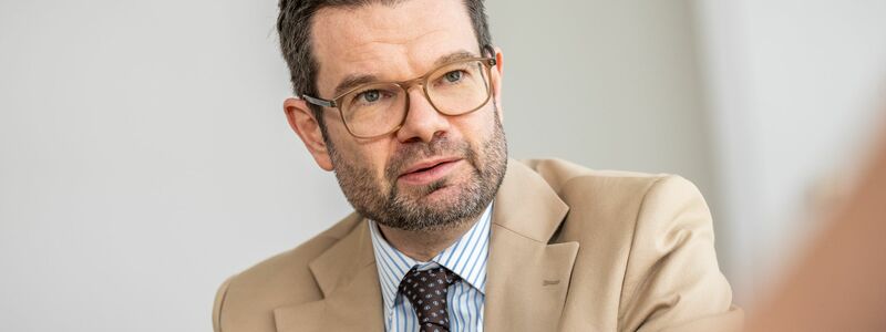 Die Innenminister könnten die Fußfessel über das Polizeirecht einführen, sagt Justizminister Marco Buschmann. - Foto: Michael Kappeler/dpa