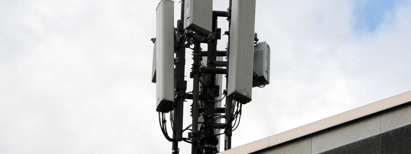 Mobilfunkantennen des Funkstandards 4G (länglich) und 5G (quadratisch) sind auf einem Dach an einem kleinen Mast montiert. - Foto: Wolf von Dewitz/dpa