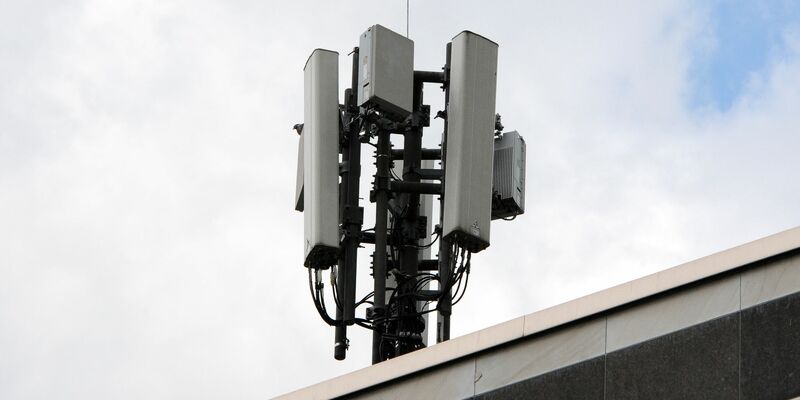 Mobilfunkantennen des Funkstandards 4G (länglich) und 5G (quadratisch) sind auf dem Dach der Bundesnetzagentur an einem kleinen Mast montiert. - Foto: Wolf von Dewitz/dpa