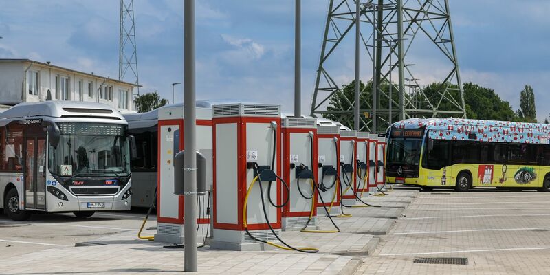 Neue Betriebshöfe für E-Busse brauchen große Flächen - Foto: Ulrich Perrey/dpa
