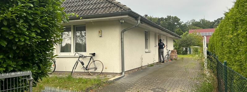 Einsatzkräfte durchsuchten unter anderem ein Haus in Falkensee, dessen Adresse im Impressum des Magazins genannt wird. - Foto: Sven Kraueler/dpa