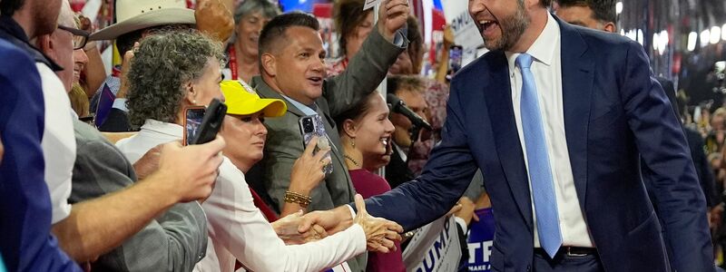 J.D. Vance' Beststeller erzählt von einer Schicht, die Trumps Wahlsieg mit möglich machte. Nun soll der Politiker Trump mit zur zweiten Amtszeit helfen. - Foto: Carolyn Kaster/AP/dpa