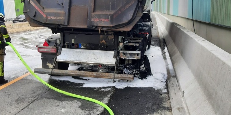 FW-E: Lkw-Brand auf der Bundesautobahn 52 - Rauchentwicklung weit sichtbar - Foto: presseportal.de