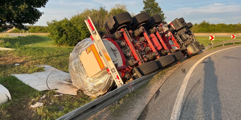API-TH: umgekippter Bierlaster sorgt für Sperrung der Anschlussstelle Erfurt-Nord - Foto: presseportal.de