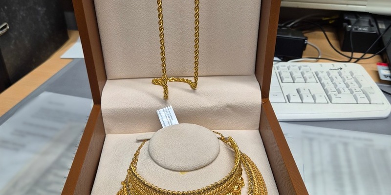 HZA-D: Manchmal ist doch alles Gold, was glänzt. / Zoll am Düsseldorfer Flughafen beschlagnahmt Goldschmuck im Wert von knapp 47.000 Euro. - Foto: presseportal.de