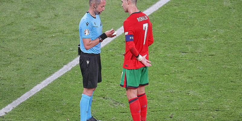 Portugals Kapitän Cristiano Ronaldo diskutiert bei der EM 2024 mit Schiedsrichter Marco Guida (Archiv) - Foto: über dts Nachrichtenagentur