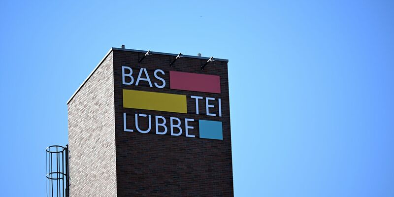 Soheil Dastyari, Vorstandsvorsitzender des Verlages Bastei Lübbe, steht vor der Unternehmenszentrale. - Foto: Federico Gambarini/dpa