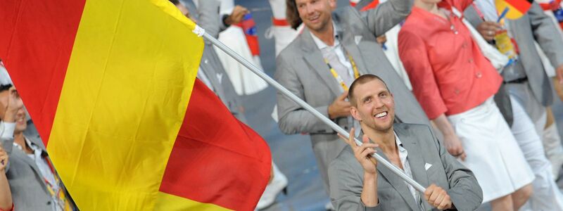 Die Wahl Nowitzkis als Fahnenträger 2008 war umstritten. - Foto: Bernd Thissen/dpa