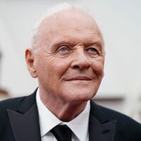 Anthony Hopkins schaute vor 50 Jahren das letzte Mal zu tief ins Glas und wäre danach fast gestorben. (Archivbild) - Foto: Jae C. Hong/Invision/AP/dpa