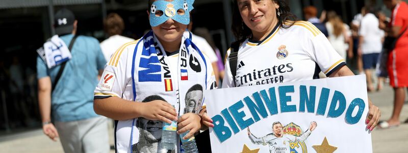 Die Fans freuen sich auf die neueste Attraktion. - Foto: Isabel Infantes/PA Wire/dpa