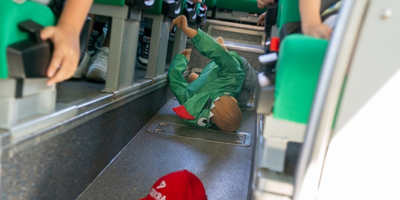 Sicherheit in und am Bus: Schulkinder lernen richtiges Verhalten / Neuer Trainings-Bus von DEKRA im Einsatz - Foto: presseportal.de