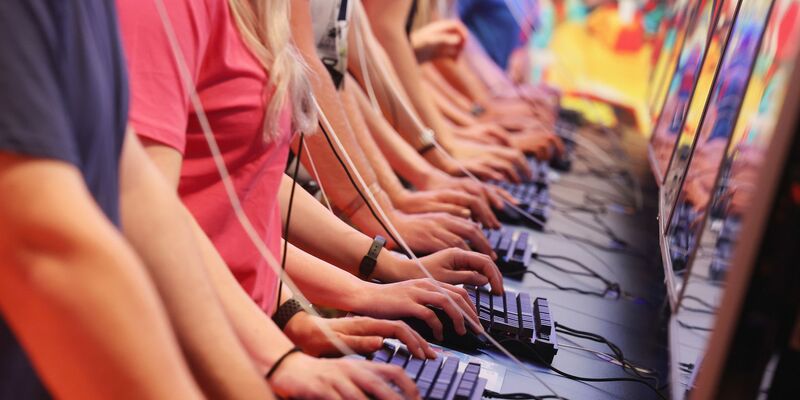 Messebesucher testen ein Computerspiel auf der Kölner Computer- und Videospielmesse Gamescom. Die deutsche Entwicklerszene setzt nach Auskunft eines Verbands in ihren Games immer stärker auf Themen der Demokratiestärkung. - Foto: Oliver Berg/dpa