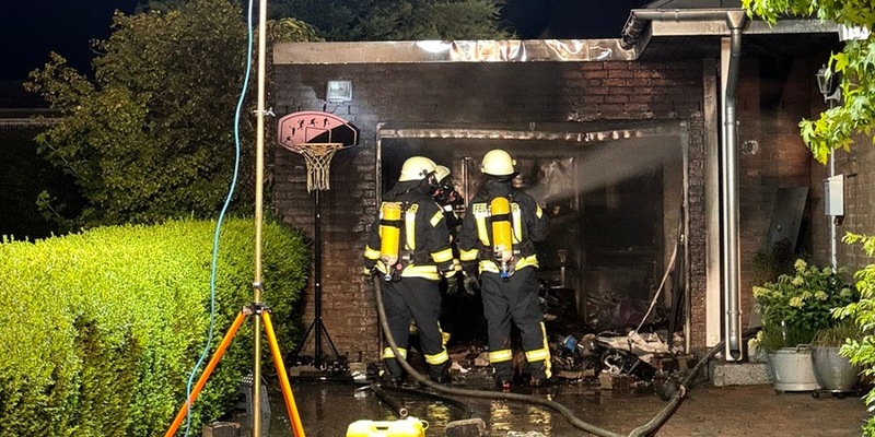 FW-SE: Garagenbrand schlägt auf Dachstuhl über - Foto: presseportal.de