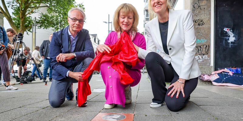 Oberbürgermeisterin Karin Welge ehrt Taylor Swift «mit einem Augenzwinkern». - Foto: Christoph Reichwein/dpa