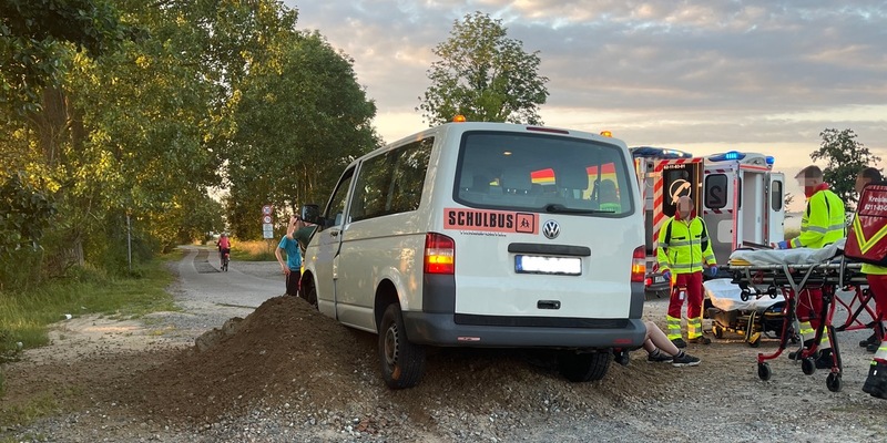 POL-LWL: Schülertransporter verunglückt - mehrere Verletzte - Foto: presseportal.de