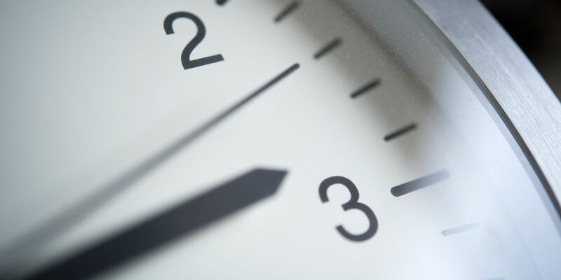 Viele Menschen klagen über negative gesundheitliche Folgen der Zeitumstellung. (Symbolbild) - Foto: Daniel Naupold/dpa