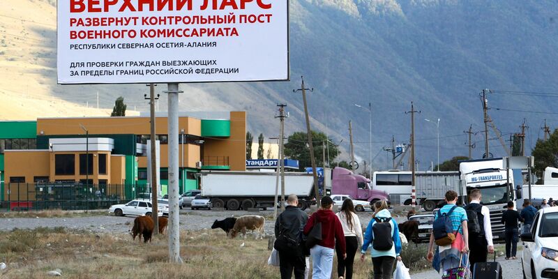 Nach Kriegsausbruch sind viele Russen - vor allem im wehrpflichtigen Alter  - in die Nachbarländer geflüchtet, wie hier am Grenzübergang Werchni Lars Richtung Georgien. (Archivbild) - Foto: -/AP/dpa