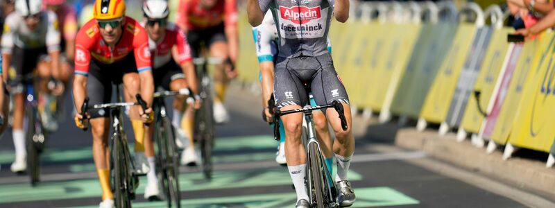 Die Rad-Superstars Tadej Pogacar und Jonas Vingegaard schonen sich auf der 17. Etappe nicht.  - Foto: Jerome Delay/AP/dpa