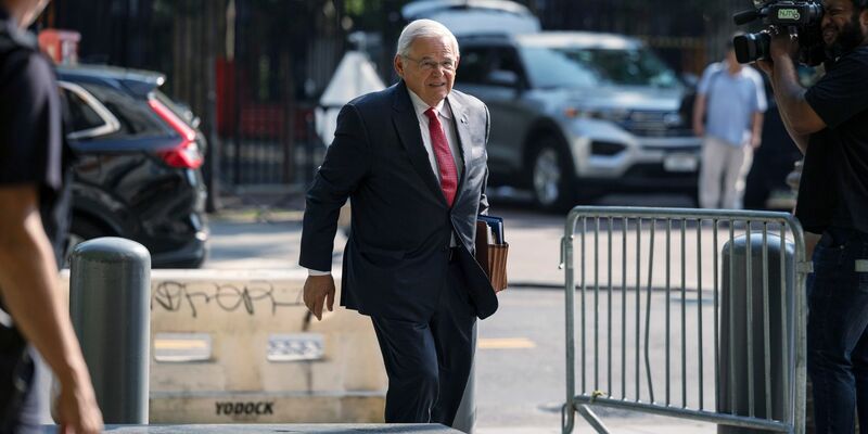 Menendez auf dem Weg zu Gericht. (Archivbild)  - Foto: Yuki Iwamura/AP/dpa