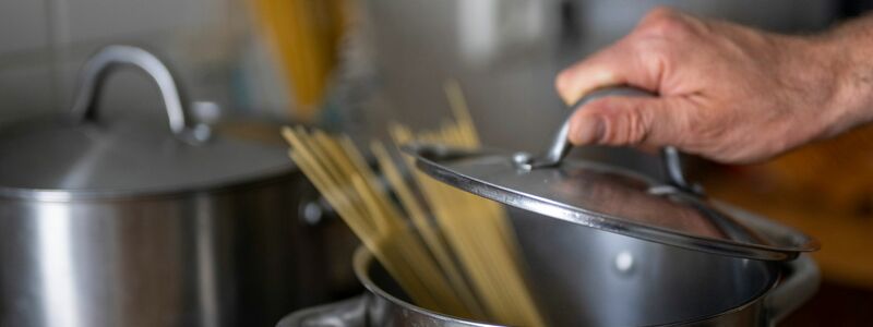 Der Luftdruck bestimmt mit, wie lange Spaghetti brauchen. - Foto: Monika Skolimowska/dpa