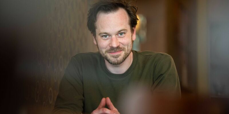 Schauspieler Florian Bartholomäi  sorgt sich um das Auskommen der Schauspielerinnen und Schauspieler in Berlin. - Foto: Monika Skolimowska/dpa