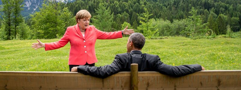 Merkel beim Gespräch mit dem damaligen US-Präsidenten Barack Obama vor der Wettersteinspitze. (Archivbild) - Foto: Michael Kappeler/dpa POOL/dpa