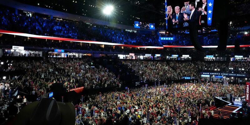 Trump erzählt beim Parteitag in Milwaukee ausführlich von den Schreckmomenten beim Attentat auf ihn. - Foto: Nam Y. Huh/AP/dpa