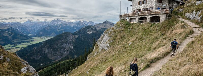 Eine Berghütte bedeutet nicht nur schöne Einkehr, sondern auch sichere Zuflucht. (Archivbild) - Foto: Nicolas Armer/dpa