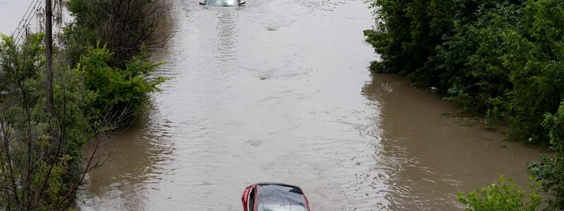 Hochwasser bis zum Dach - 14 Autofahrer müssen gerettet werden - Foto: Arlyn McAdorey/The Canadian Press/AP/dpa