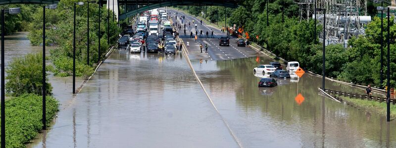 Der plötzliche Regen lässt viele Menschen stranden - Foto: Arlyn McAdorey/The Canadian Press/AP/dpa