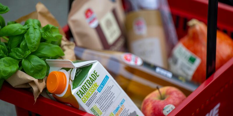 Pro Kopf gaben die Verbraucherinnen und Verbraucher in Deutschland 2023 durchschnittlich 27,61 Euro für fair gehandelte Lebensmittel, Textilien und Handwerksprodukte aus. (Archivbild) - Foto: Monika Skolimowska/dpa