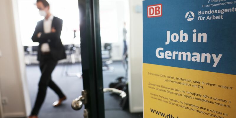 Die Integration von Ukrainerinnen und Ukrainern auf dem deutschen Arbeitsmarkt scheint in die Gänge zu kommen (Archivbild).  - Foto: Oliver Berg/dpa