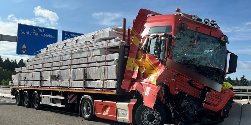 API-TH: Sattelzug fährt ungebremst auf Schilderwagen auf - Foto: presseportal.de