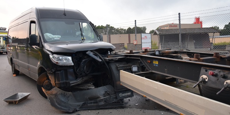 POL-HF: Zusammenstoß mit Anhänger- Ablenkung führt zum Unfall - Foto: presseportal.de