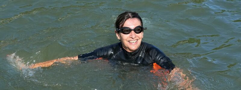 Die Pariser Bürgermeisterin hat getestet, ob die Seine sauber genug zum Schwimmen ist. - Foto: Michel Euler/AP