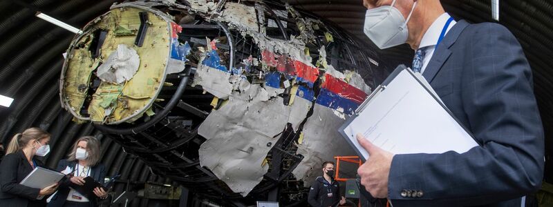 In den Niederlanden rekonstruiertes Wrack der MH17 (Archivbild) - Foto: Peter Dejong/AP Pool/dpa