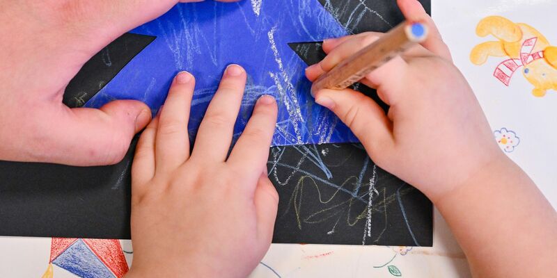 Das Kindergeld soll sowohl 2025 als auch 2026 steigen. - Foto: Patrick Pleul/dpa