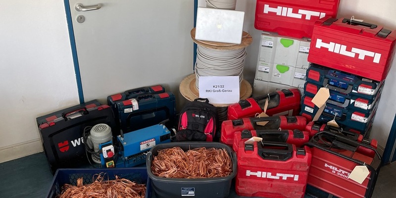 POL-DA: Crumstadt: Durchsuchung einer Lagerhalle / Sicherstellung von Diebesgut, Betäubungsmitteln und Luftdruckwaffen - Foto: presseportal.de