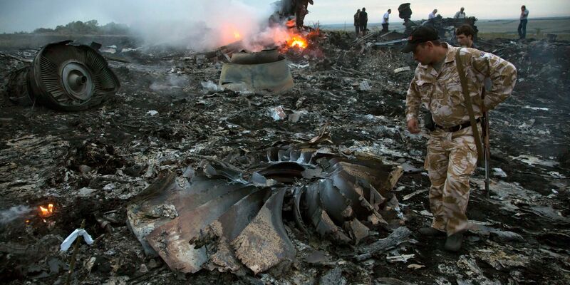 Menschen gehen am 17. Juli 2014 zwischen den Trümmern des abgestürzten Passagierflugzeugs in der Nähe des Dorfes Grabovo in der Ukraine umher. (Archivbild) - Foto: Dmitry Lovetsky/AP