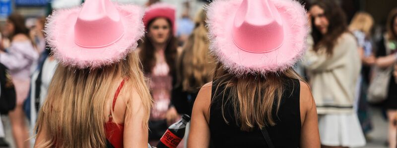 Auch bunte Cowboyhüte finden sich auf den Köpfen zahlreicher Swift-Fans. - Foto: Oliver Berg/dpa