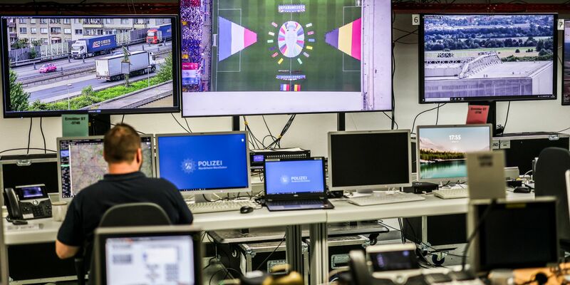 Luftraumüberwachung in Uedem: Zur Fußball-EM war am deutschen Himmel viel los. - Foto: Christoph Reichwein/dpa