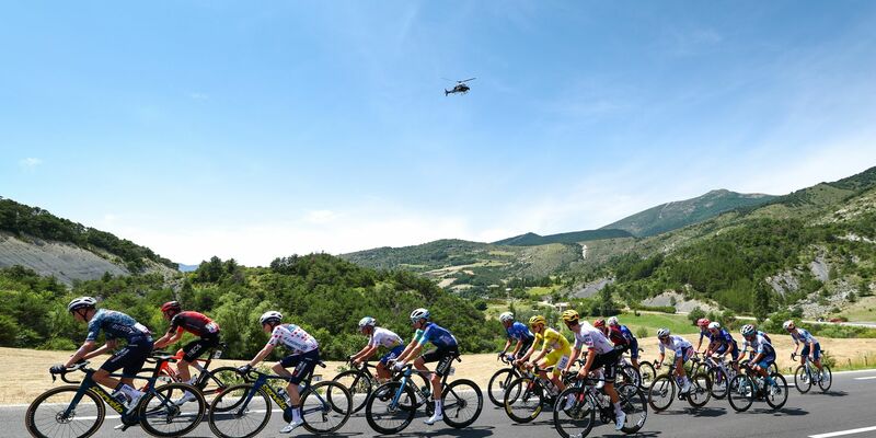Die 17. Etappe gewinnt Richard Carapaz. - Foto: David Pintens/Belga/dpa
