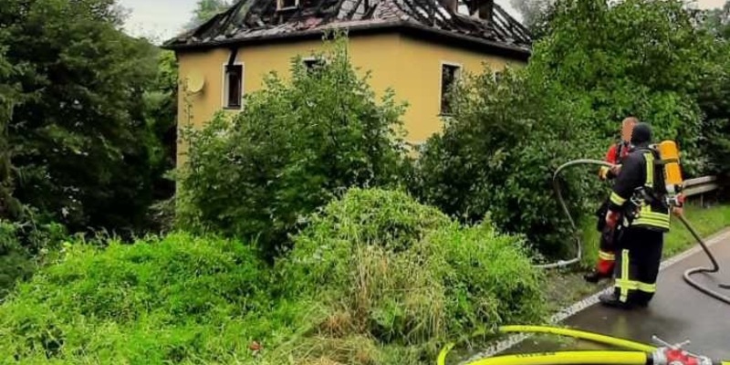LPI-NDH: Leerstehendes Wohnhaus in Vollbrand - Foto: presseportal.de