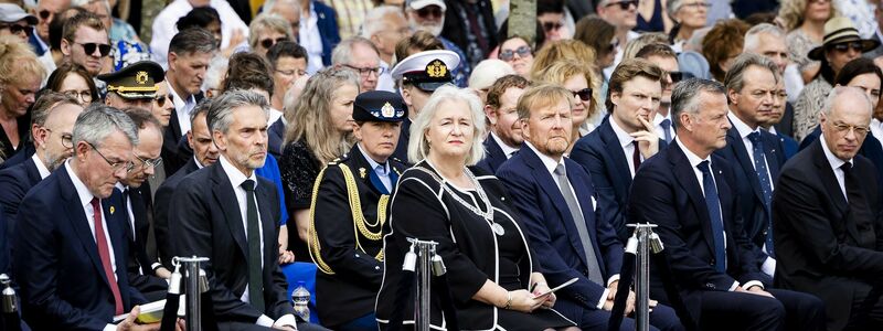 Auch der niederländische König Willem-Alexander (1. Reihe, 4. v. l.) gedachte der Toten. - Foto: Robin Van Lonkhuijsen/ANP/dpa